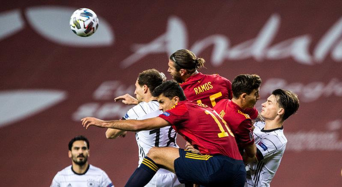 日本轻取韩国，托雷斯完成帽子戏法