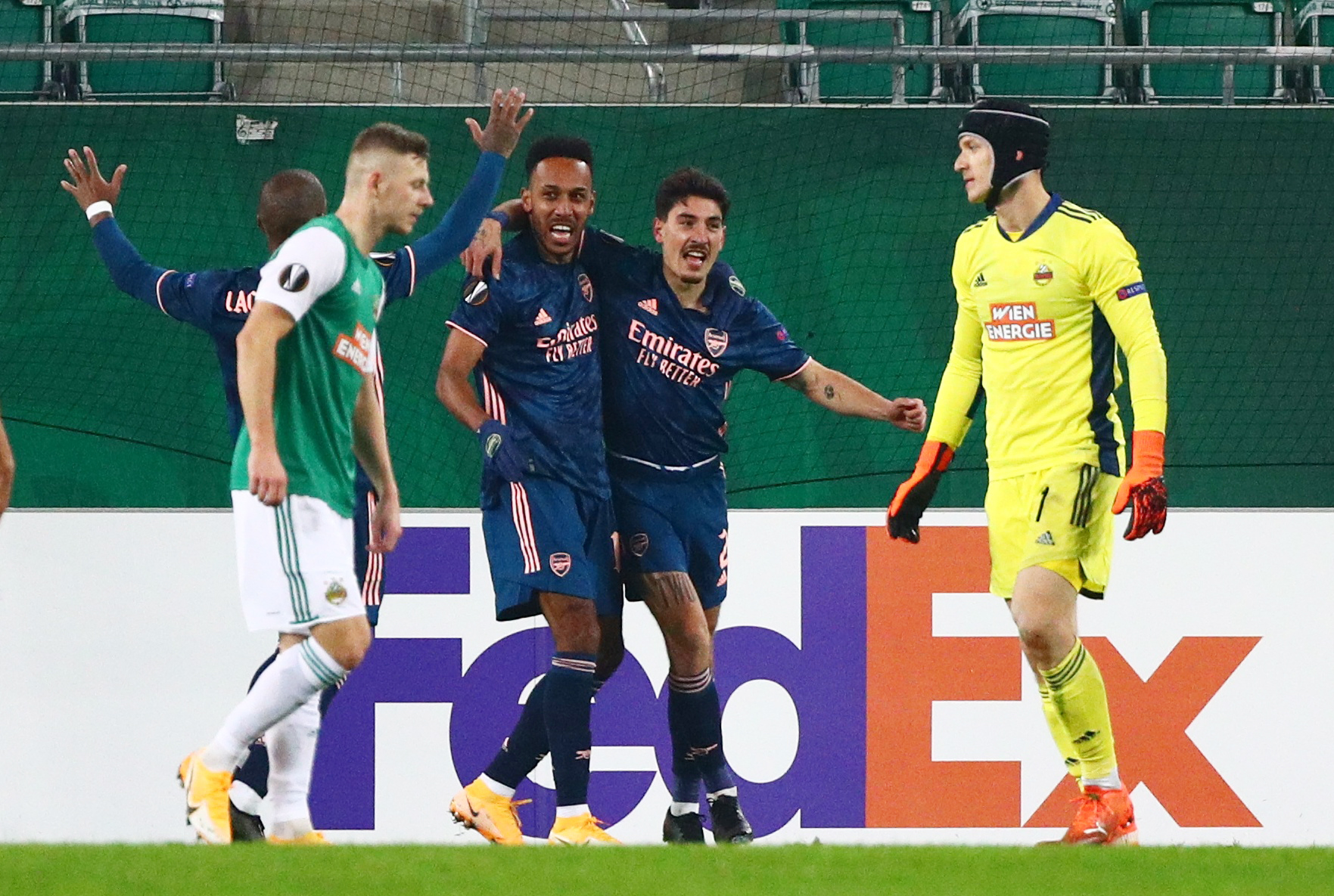 勒沃库森横扫塞维利亚，库尔图瓦点燃赛场