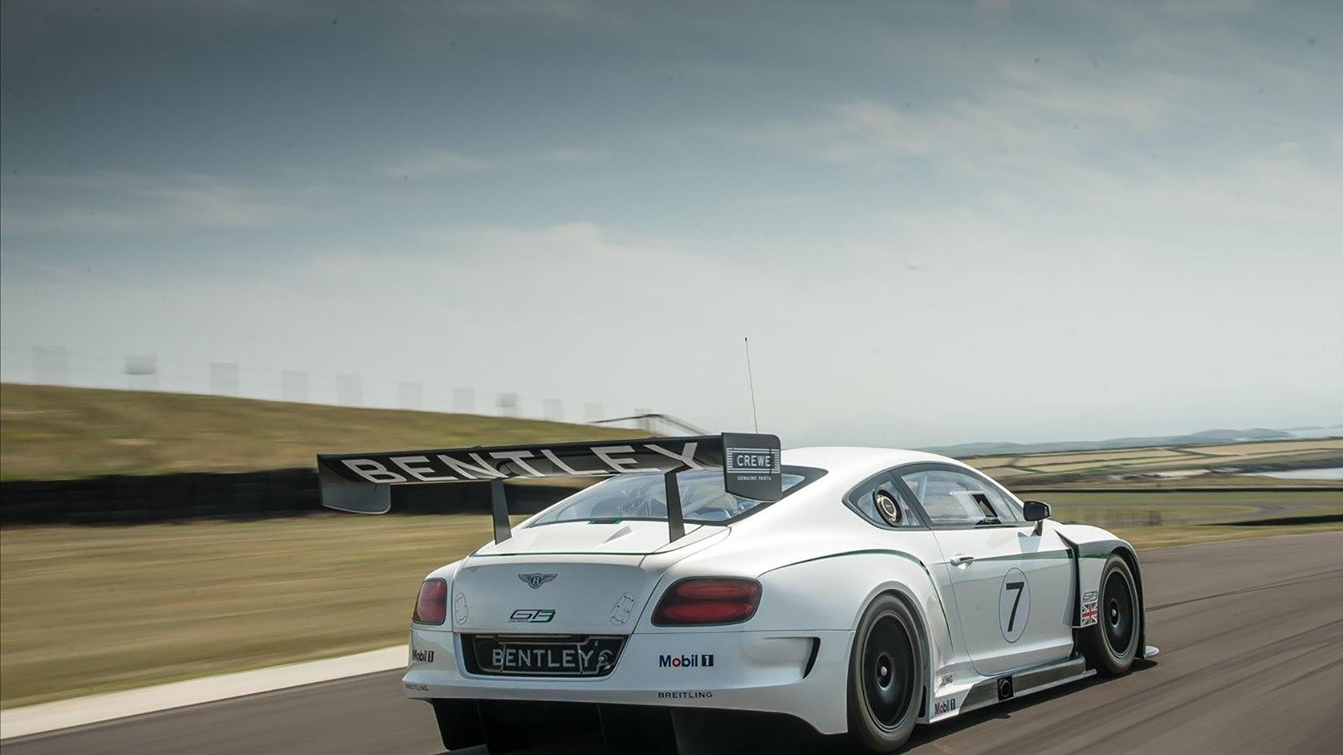 队长袖标下，是本泽马永不褪色的精神进攻